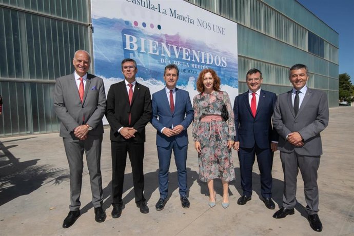 El delegado del Gobierno en C-LM, Francisco Tierraseca, junto a los cinco subdelegados provinciales de la región