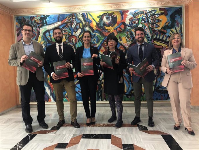 La consejera de Turismo, Juventud y Deportes, Cristina Sánchez, en la Asamblea Regional junto a su equipo, donde esta mañana presenta el proyecto de presupuestos de su departamento para 2020.