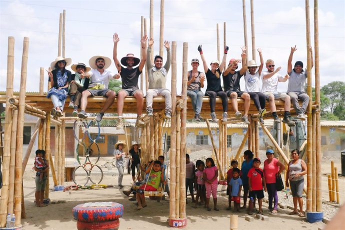 Estudiantes de UIC Barcelona han participado en la construcción de un parque infantil en la localidad de Pedregal Grande (Perú)