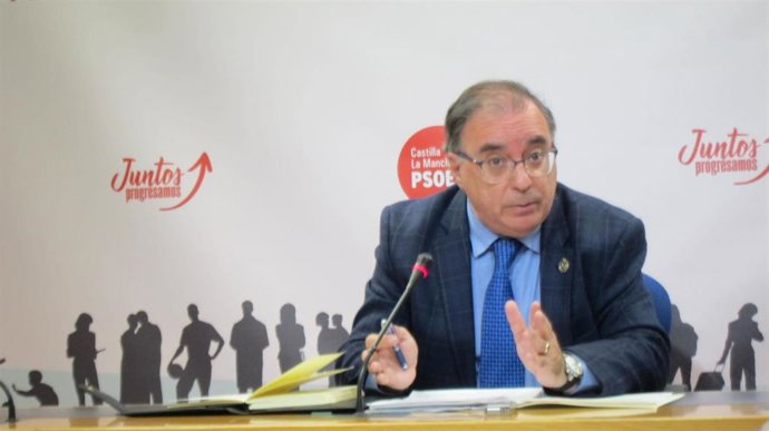 El presidente del Grupo Socialista en las Cortes, Fernando Mora, en rueda de prensa.