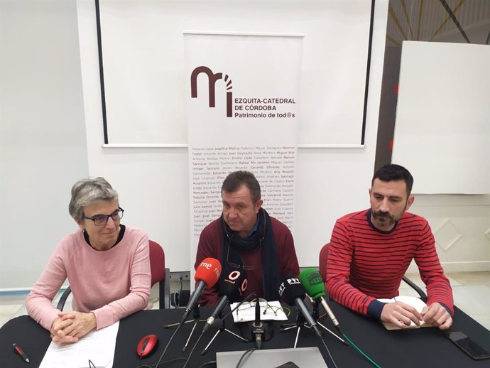 Miguel Santiago (centro), entre Ana Freixas y José David Luna, durante la rueda de prensa de la Plataforma Mezquita-Catedral 'Patrimonio de Todxs'.