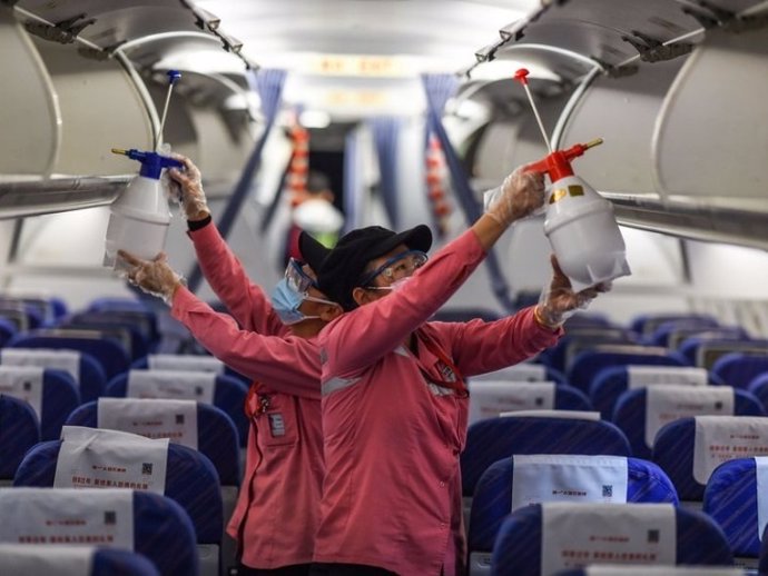 China pide que levanten las prohibiciones de viaje lo antes posible para facilitar los viajes transfronterizos y está dispuesta a trabajar con otros países y tomar medidas estrictas de control de epidemias para salvaguardar la salud de pasajeros.