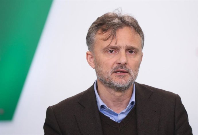 El portavoz del PSOE-A, José Fiscal, atiende a los medios tras a reunión con la COAG y UPA ANdalucía, con el objetivo de analizar la situación actual del campo andaluz ante la crisis de precios de productos agrarios. En Sevilla, a 05 de febrero de 2020.