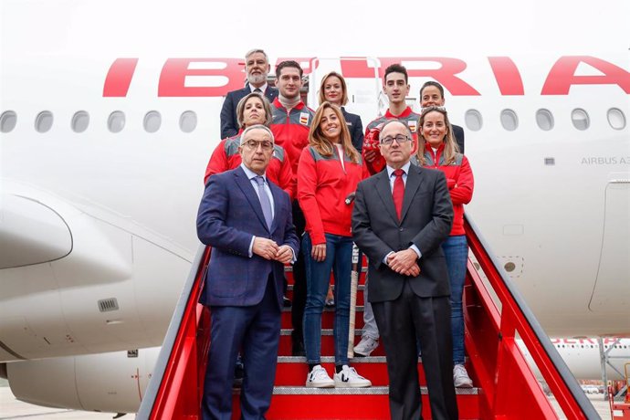 Alejandro Blanco y Luis Gallego con María López, Teresa Portela, Fátima Gálvez, Jesús Tortosa y Nikoloz Sherazadishvili junto al Airbus A350 de Iberia