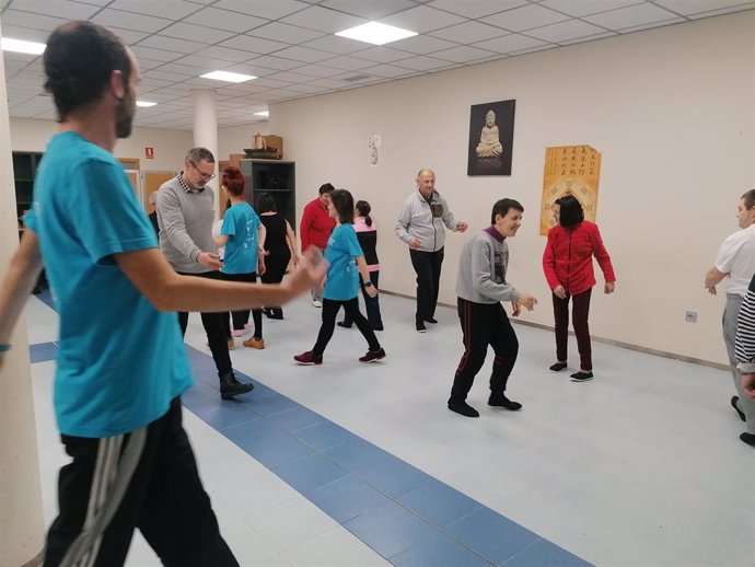 El concejal de Deportes, Rubén Antoñanzas, visita un grupo de Danzaterapia, actividad dentro de la Escuela Municipal de Deportes de Personas con otras Capacidades
