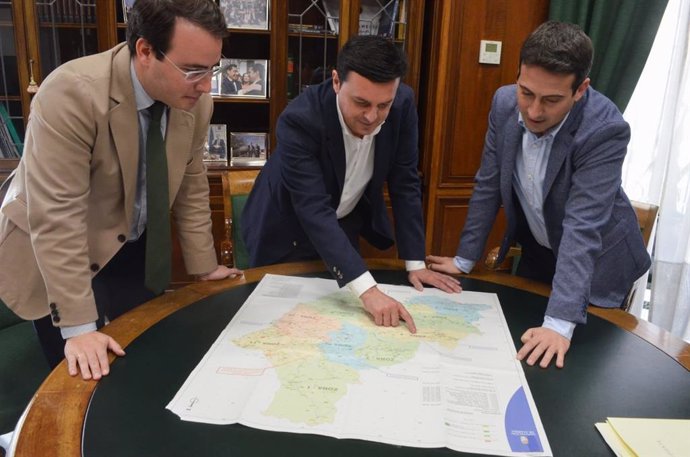 El presidente de la Diputación de Almería repasa con diputados la red viaria provincial