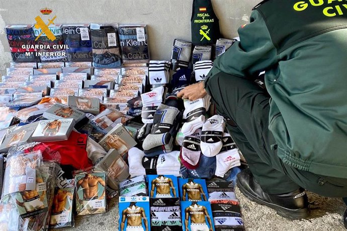 Prendas de ropa interior masculina intervenidas en el mercadillo de Colindres