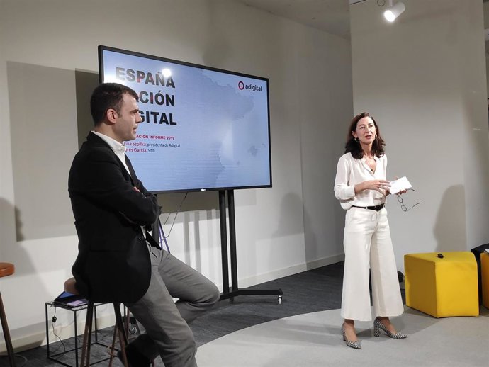 La presidenta de Adigital, Carina Szpilka, y el socio director de Sifdi, Andrés García, en la presentación del informe 'España Nación Digital'