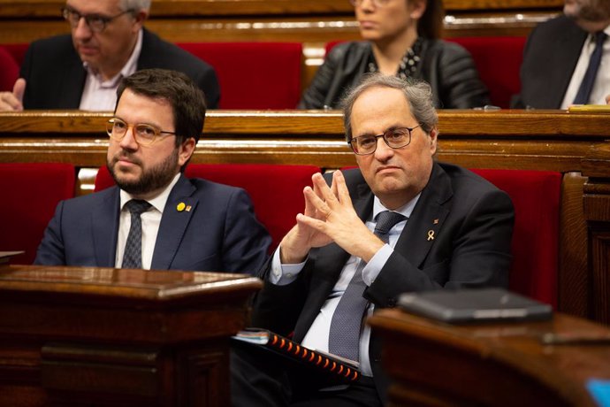 El vicepresidente y el presidente de la Generalitat, Pere Aragons (i) y Quim Torra, durante una sesión plenaria en el Parlament de Cataluña, en Barcelona (Catalunya, España), a 12 de febrero de 2020.