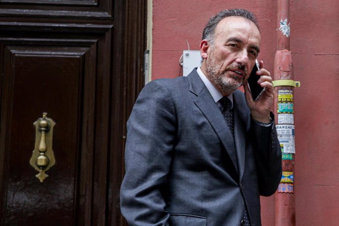 El juez del Tribunal Supremo, Manuel Marchena habla por teléfono en una calle de Madrid (España), a 16 de enero de 2020.