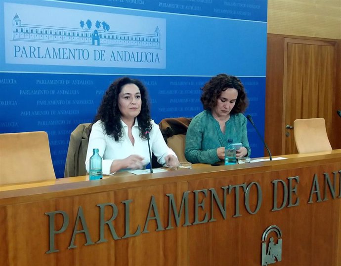 Inmaculada Nieto y Ana Naranjo, de Adelante Andalucía, en rueda de prensa.