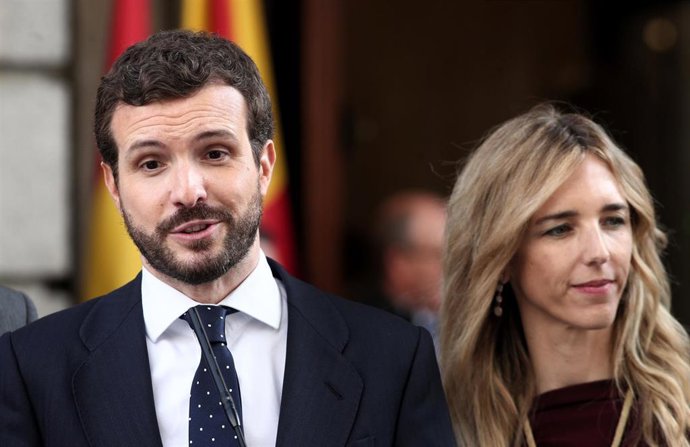 El presidente del Partido Popular, Pablo Casado; y la portavoz del PP en el Congreso, Cayetana Álvarez de Toledo, atienden a los medios en el Congreso