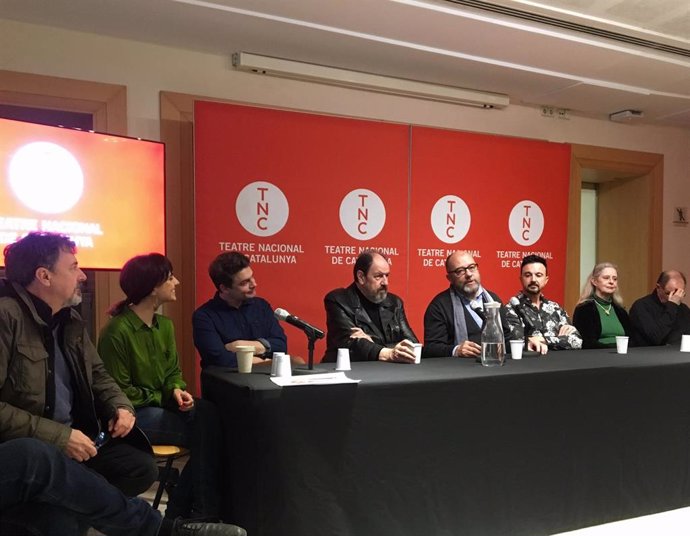 Los actores Josep Maria Pou y Vicky Peña junto al autor de la obra, Guillem Clua, el director, Josep Maria Mestres, el director artístico del TNC, Xavier Albertí, y el actor Pere Ponce, entre otros miembros de la compañía.