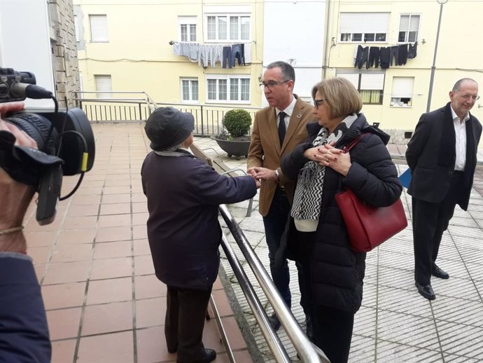 Visita del consejero de Salud, Pablo Fernández Muñiz, al consultorio periférico de La Carriona.