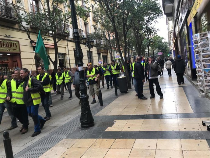 Trabajadores de FCC parques y jardines de manifestación por la calle Don Jaime I