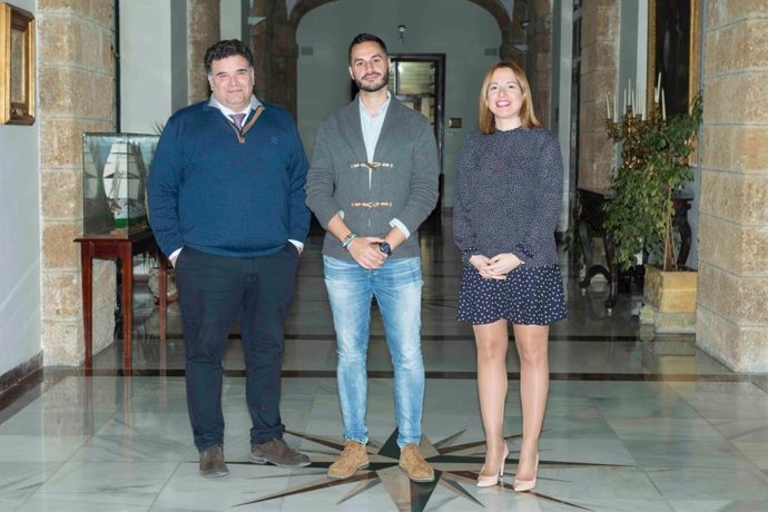 El responsable del área de Transición Ecológica y Desarrollo Urbano Sostenible, Mario Fernández, con el presidente y vicepresidenta de la Fundación Vía Verde de la Sierra, Juan Manuel Rodríguez Domínguez y Ana Carrera.