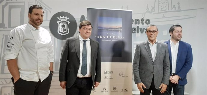 El alcalde de Huelva, Gabriel Cruz, el presidente de la Diputación, Ignacio Caraballo han presentado 'ADN Huelva' junto al concejal de Promoción de Huelva en el Exterior y el chef Xanty Elías
