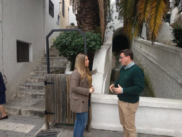 La delegada de Turismo, Regeneración, Justicia y Administración Local, Raquel Morales, con el alcalde de Torres,  Roberto Moreno