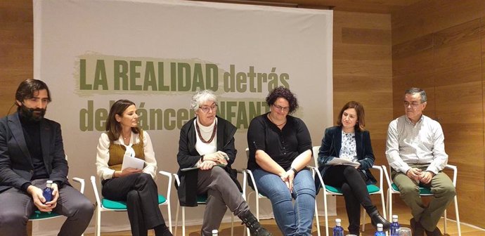 De izq a dcha: Antonio Pérez Martínez; Laura Ruiz de Galarreta (presidenta de AECC Madrid); Olga Martín, madre de niña con neuroblastoma; Patricia Nieto (AECC); Manuel Ramírez