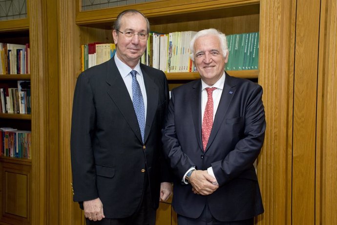 Felipe Calvo de la Clínica Universidad de Navarra y Frédérick Bordry del CERN en la Fundación Ramón Areces