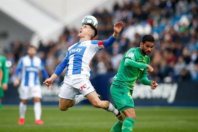 Willian José pugna con Unai Bustinza en el Leganés-Real Sociedad de LaLiga Santander 2019-2020