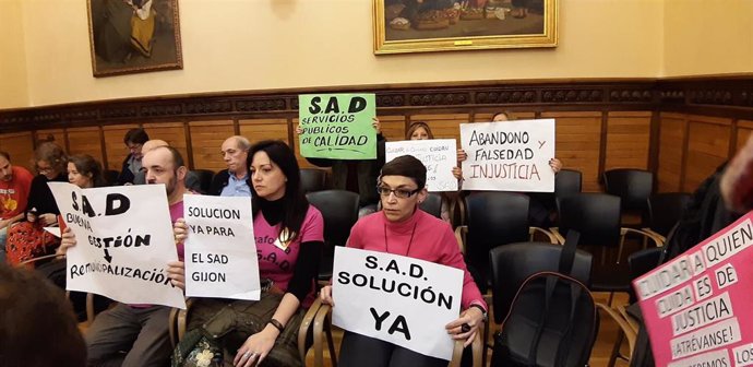 Protesta de trabajadoras del Servicio de Ayuda a Domicilio en el Pleno Municipal de Gijón