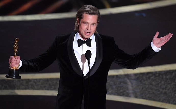 Brad Pitt recoge su Oscar al mejor actor de reparto