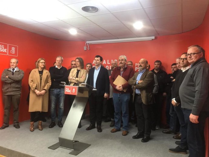 El secretario xeral del PSdeG, Gonzalo Caballero, comparece ante los medios con intengrantes de la plataforma Galicia Baleira y cargos del PSdeG