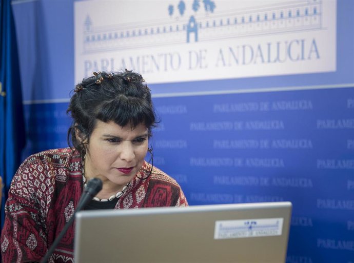 La coordinadora general de Podemos Andalucía y presidenta del grupo parlamentario de Adelante Andalucía, Teresa Rodríguez, comparece en rueda de prensa para presentar una iniciativa sobre las cuentas claras y abiertas para la Administración pública anda