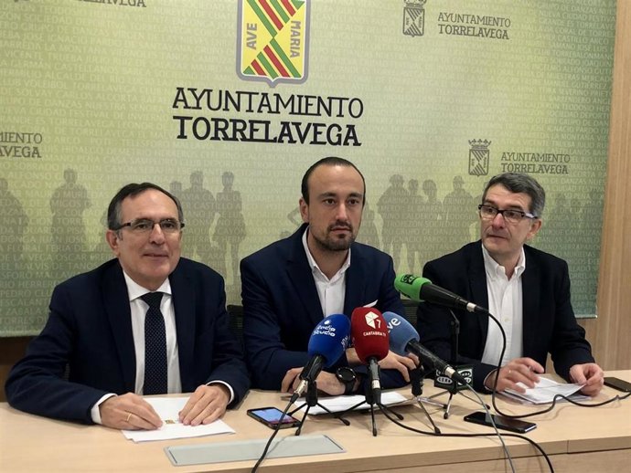 De izda a derecha: El primer teniente de alcalde de Torrelavega, José Manuel Cruz Viadero; el alcalde Javier López Estrada, y el concejal de Hacienda, Pedro Pérez Noriega