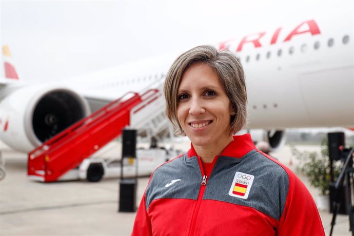 Teresa Portela junto al avión de Iberia que transportará a Tokio al equipo olímpico español
