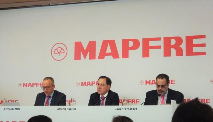 Rueda de prensa de resultados de Mapfre. A la izquierda, el director financiero, Fernando Mata. En el centro, el presidente de la entidad, Antonio Huertas.
