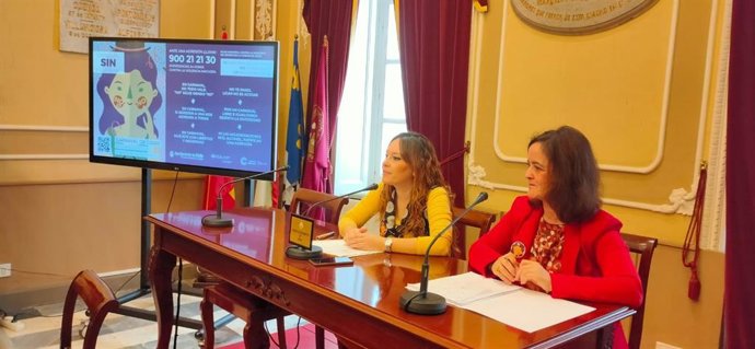 La concejala de Feminismos y LGTBIQ+, Lorena Garrón, y la directora de la Unidad de Igualdad de la UCA, Raquel Pastor,en la presentación de la campaña 'No es No'