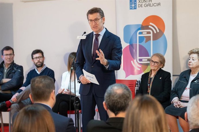 O titular do Goberno galego participa nun encontro con persoas usuarias do programa de Teleasistencia