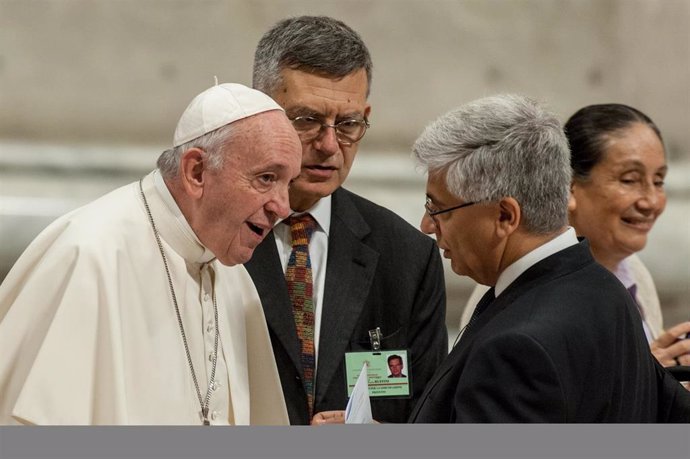 El director editorial del Vaticano, Andrea Tornielli, conversando con el Pontífice