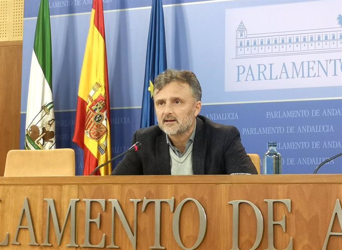 El portavoz parlamentario del PSOE-A, José Fiscal, durante la rueda de prensa en el Parlamento