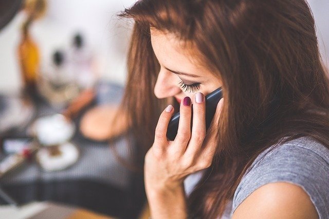 Mujer hablando por el teléfono móvil.