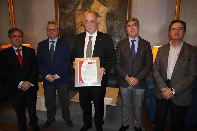Antonio Ruiz (centro) recibe la certificación ISO 45001 para Emproacsa