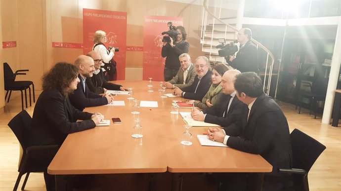 Adriana Lastra y Néstor Rego encabezan una reunión del PSOE y del BNG