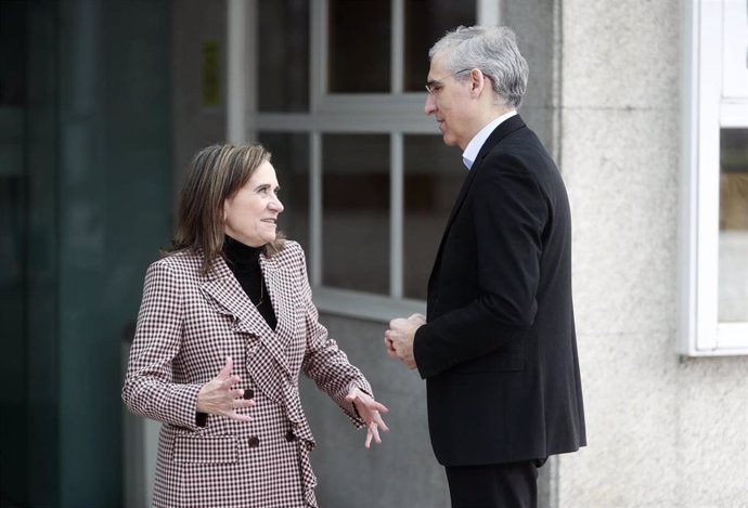 El conselleiro de Economía, Francisco Conde, con la investigadora María José Alonso