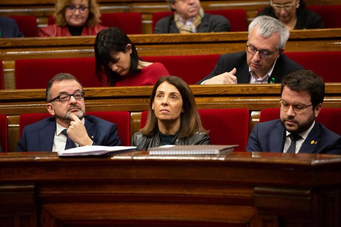 (I-D) El conseller de Acción Exterior, Relaciones Institucionales y Transparencia de la Generalitat, Alfred Bosch; la consellera de la Presidencia y portavoz de la Generalitat, Meritxell Budó; y el vicepresent Pere Aragons durante la sesión plenaria