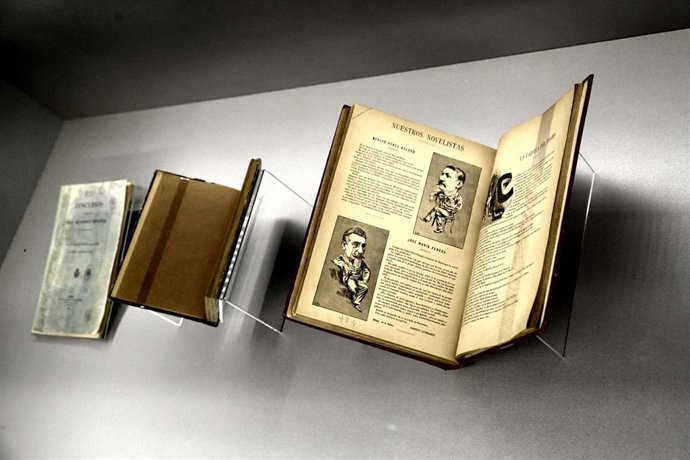 Varios libros de Benito Pérez Galdós  en la exposición 'Benito Pérez Galdós. La verdad humana' en la Biblioteca Nacional.
