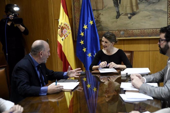 (I-D) El director de la Oficina de la Organización Internacional del Trabajo (OIT) para España, Joaquín Nieto; la ministra de Trabajo, Yolanda Díaz. 