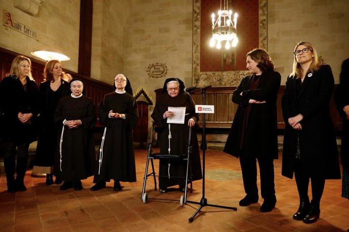 L'alcaldessa de Barcelona, Ada Colau, durant la visita consistorial a les clarisses de Pedralbes per Santa Eullia.