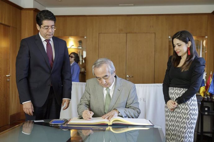 El nuevo embajador de Japón en España, Kenji Hiramatsu, firma en el libro de visitantes ilustres del Cabildo de Tenerife