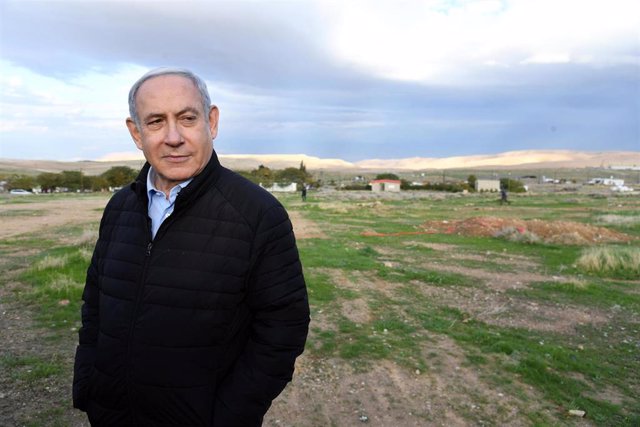 Benjamin Netanyahu junto a un asentamiento en Cisjordania