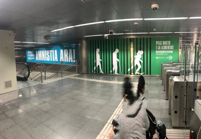 Campaña de mnium en el Metro de Barcelona