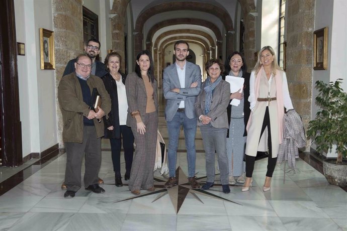 El diputado de Desarrollo Social, Daniel Moreno, con los representantes de UCE Cádiz, Facua, y la Federación Provincial de Consumidores y Amas de Casa Gadir Al-Ándalus Cádiz
