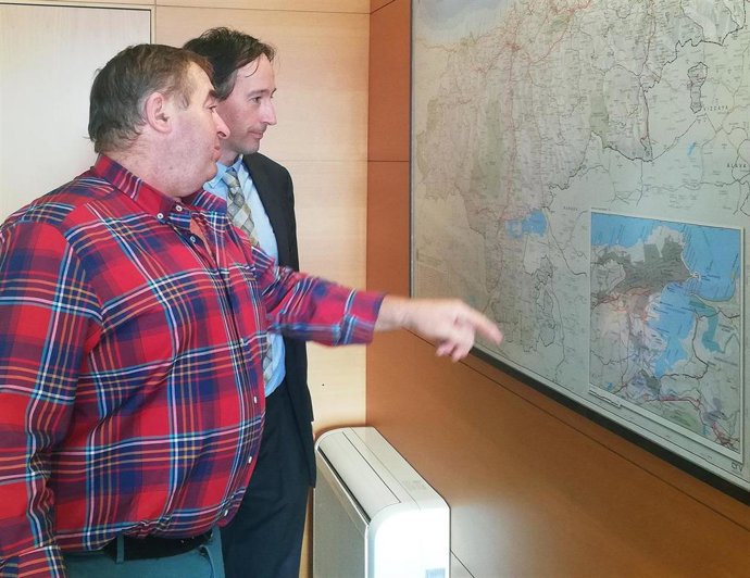 Alcalde de Luena con consejero de Obras Públicas