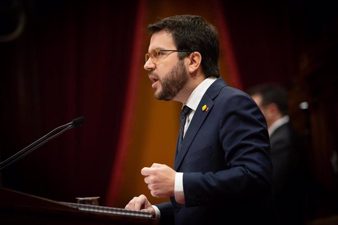El vicepresident de la Generalitat, Pere Aragons, interviene desde la tribuna durante una sesión plenaria en el Parlament de Cataluña, en Barcelona (Catalunya, España), a 12 de febrero de 2020.